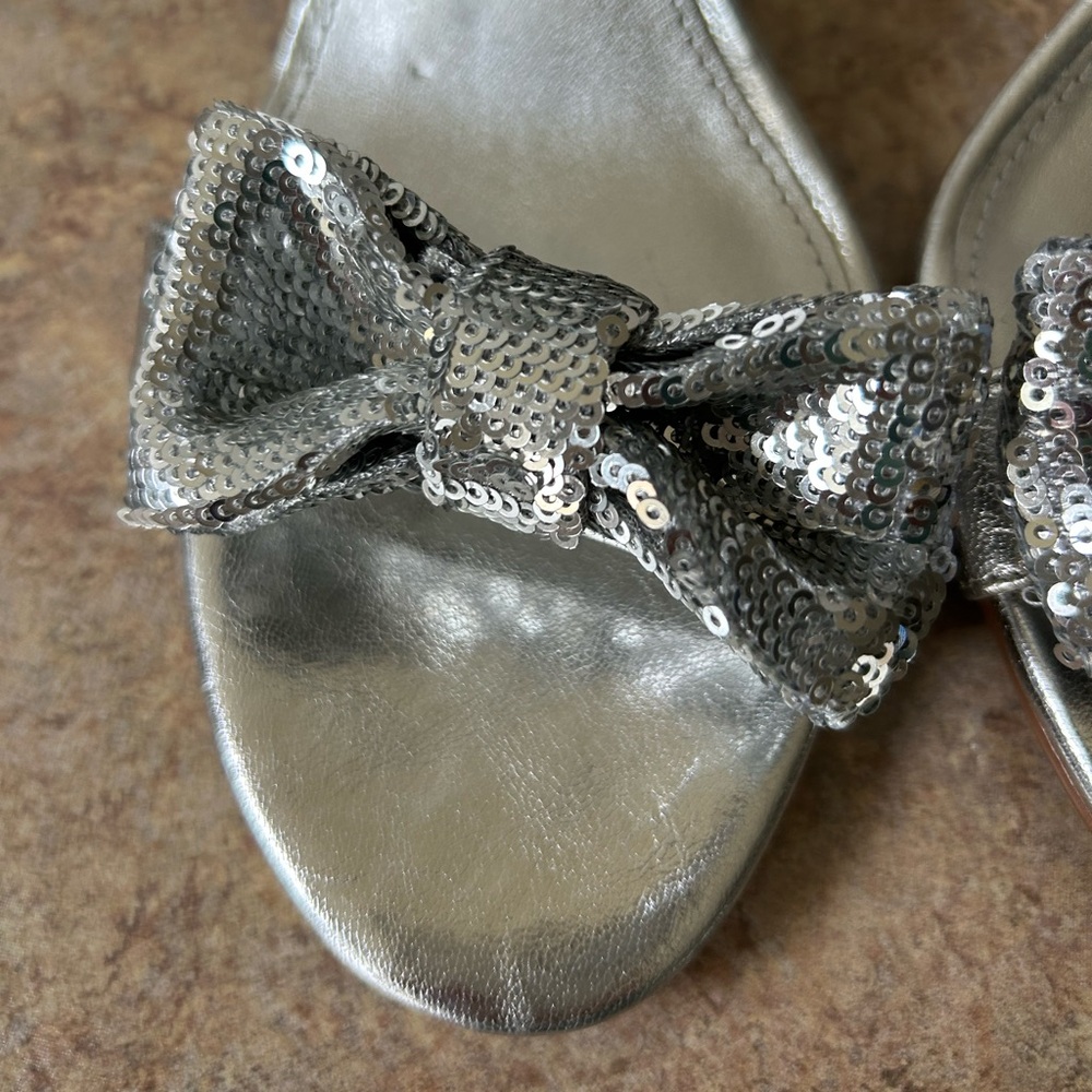 Michael Kors Metallic Silver 4” Heels with sequins Bow size 9 - Picture 6 of 10